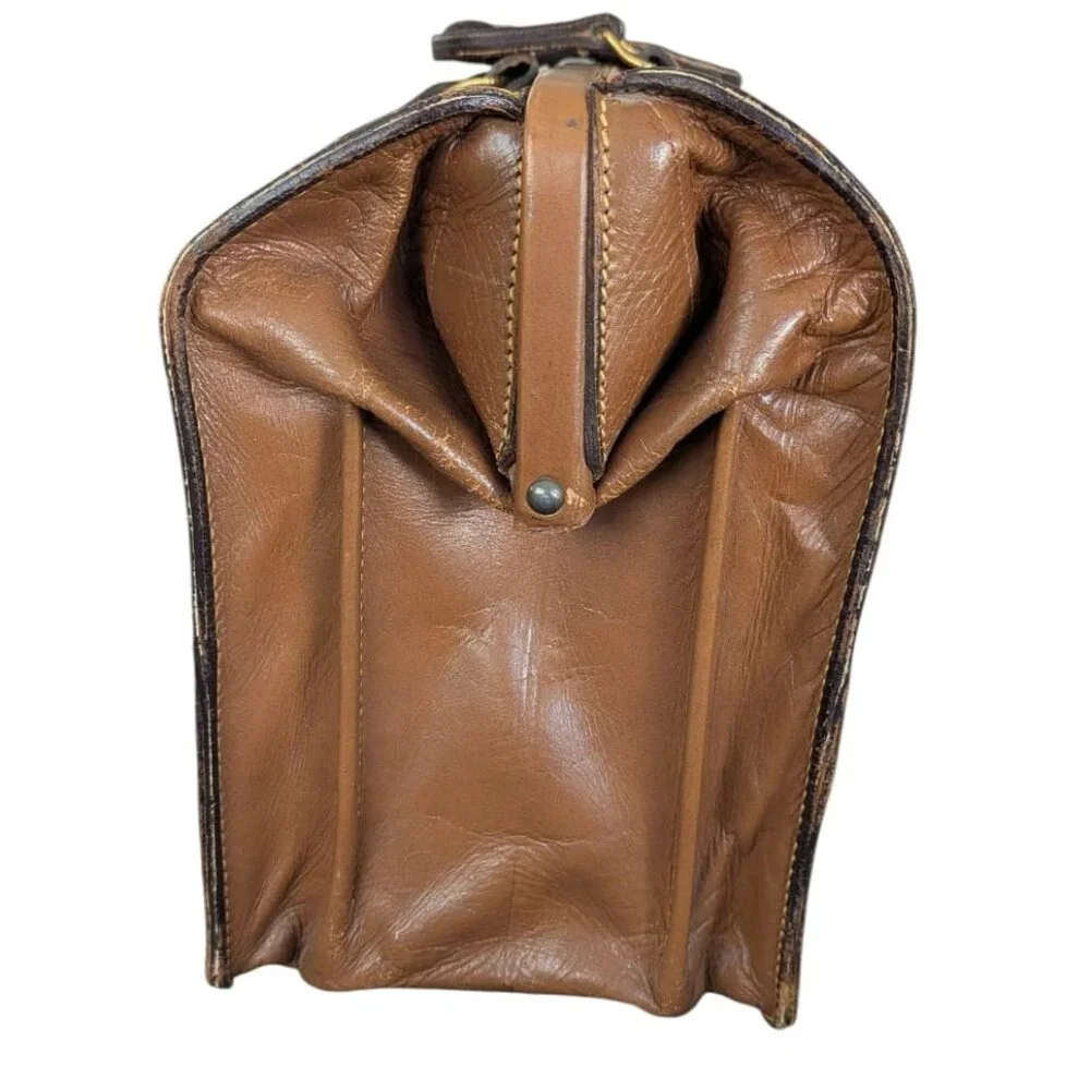 Vintage 1950s/1960s Leather Expandable hinged mouth Briefcase w locking latch